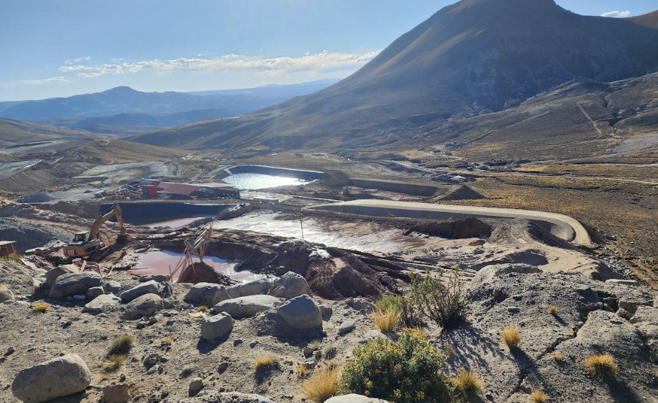 Acid mine drainage — acid-orange river water characteristic of heavy-metal contamination